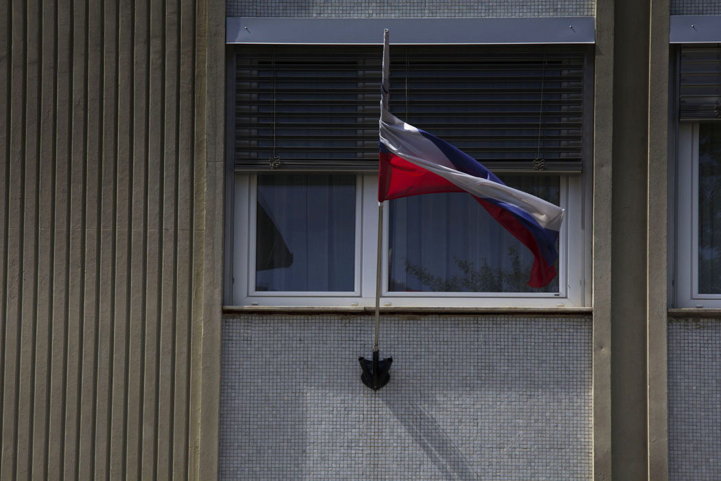 Flaga Słowenii wisząca na starym budynku